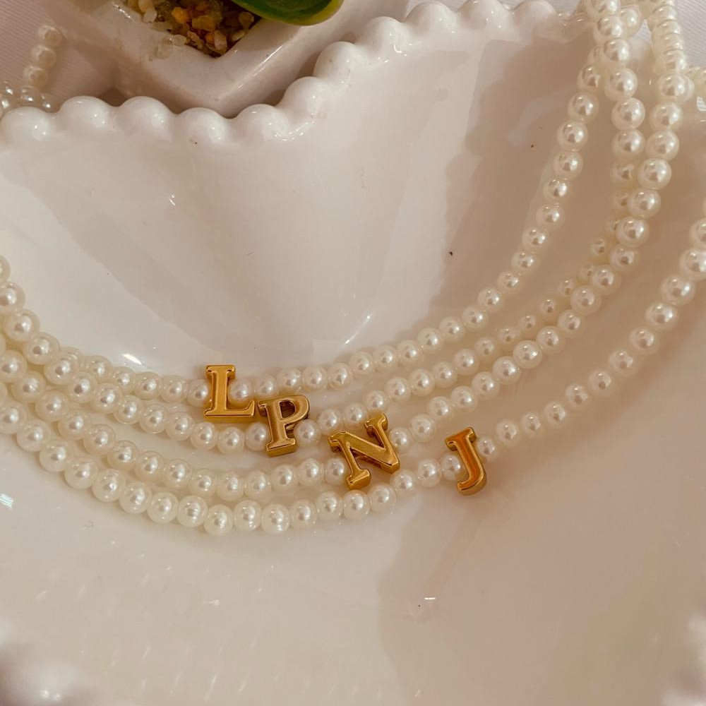 Colar perola com letra personalizada banhado a ouro 18k