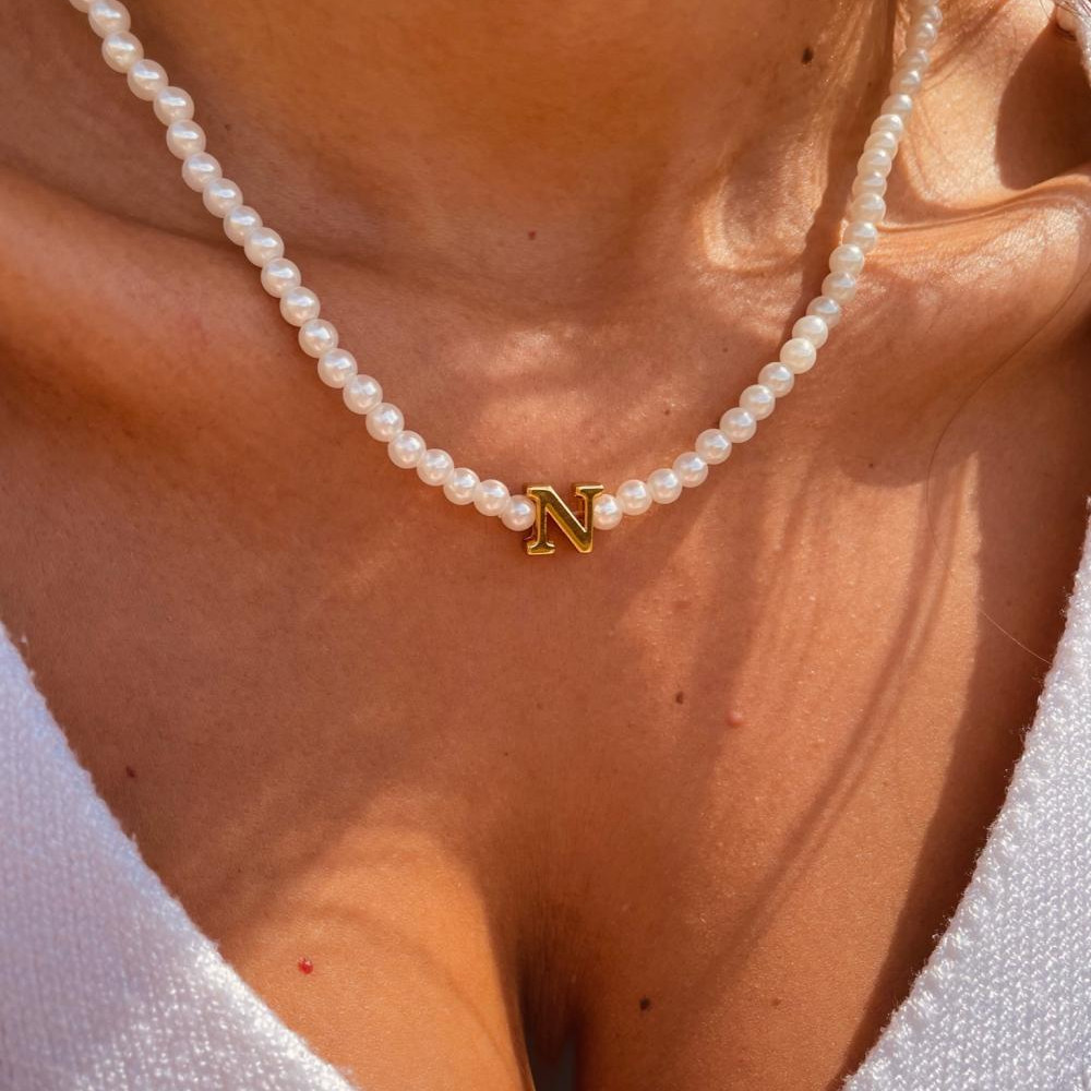 Colar perola com letra personalizada banhado a ouro 18k