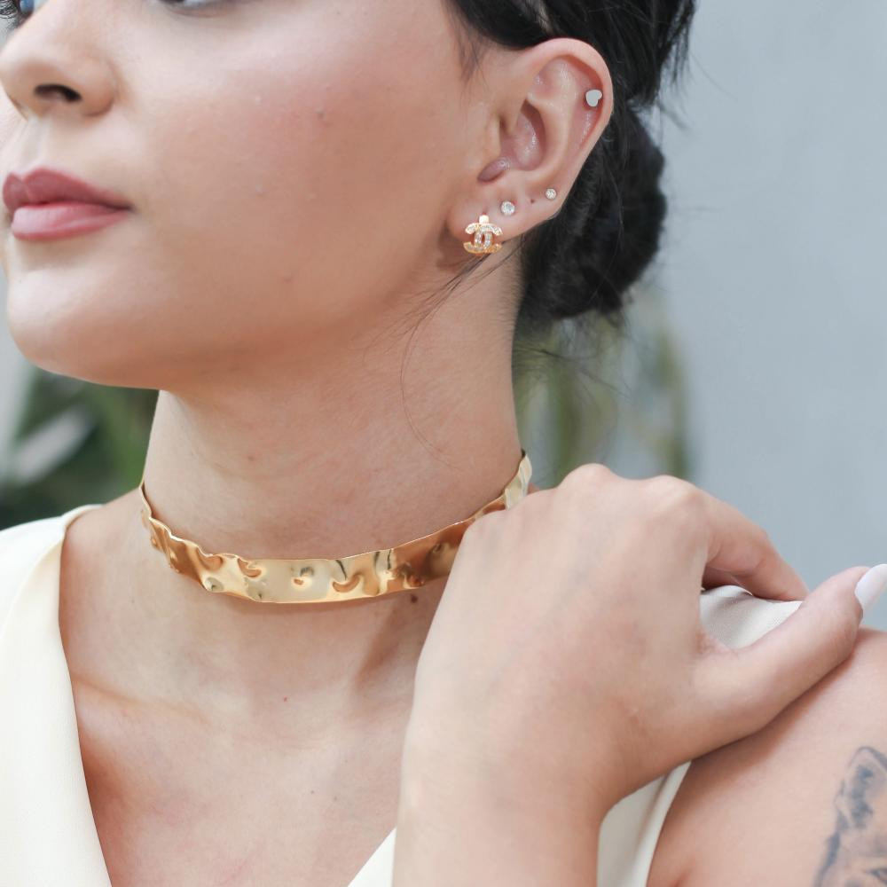 Brinco de argola X cravejado com zircônia banhado a ouro 18k 