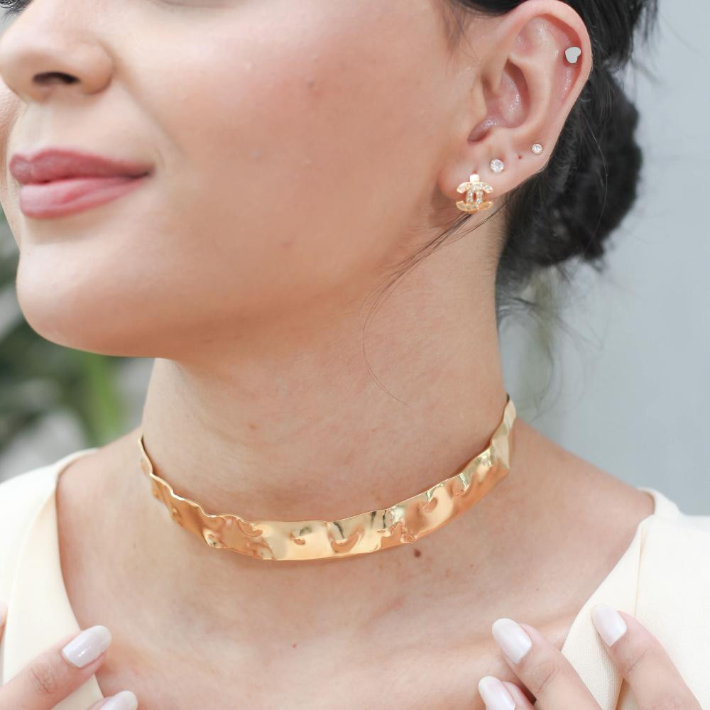 Brinco de argola X cravejado com zircônia banhado a ouro 18k 