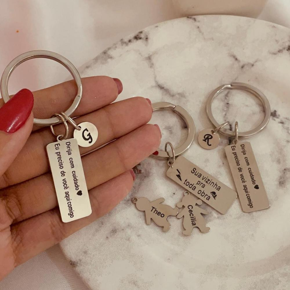 Chaveiro personalizado de placa com bonecos e letra 