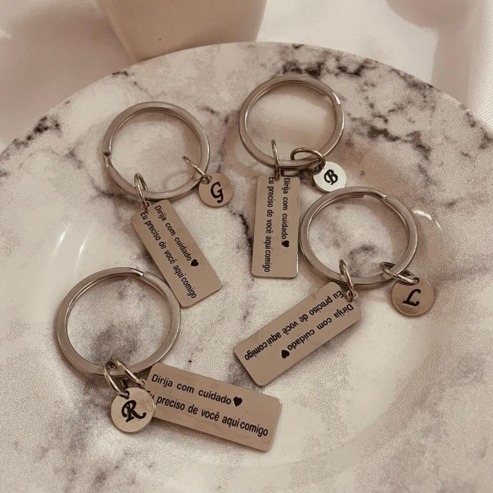 Chaveiro personalizado de placa com bonecos e letra 