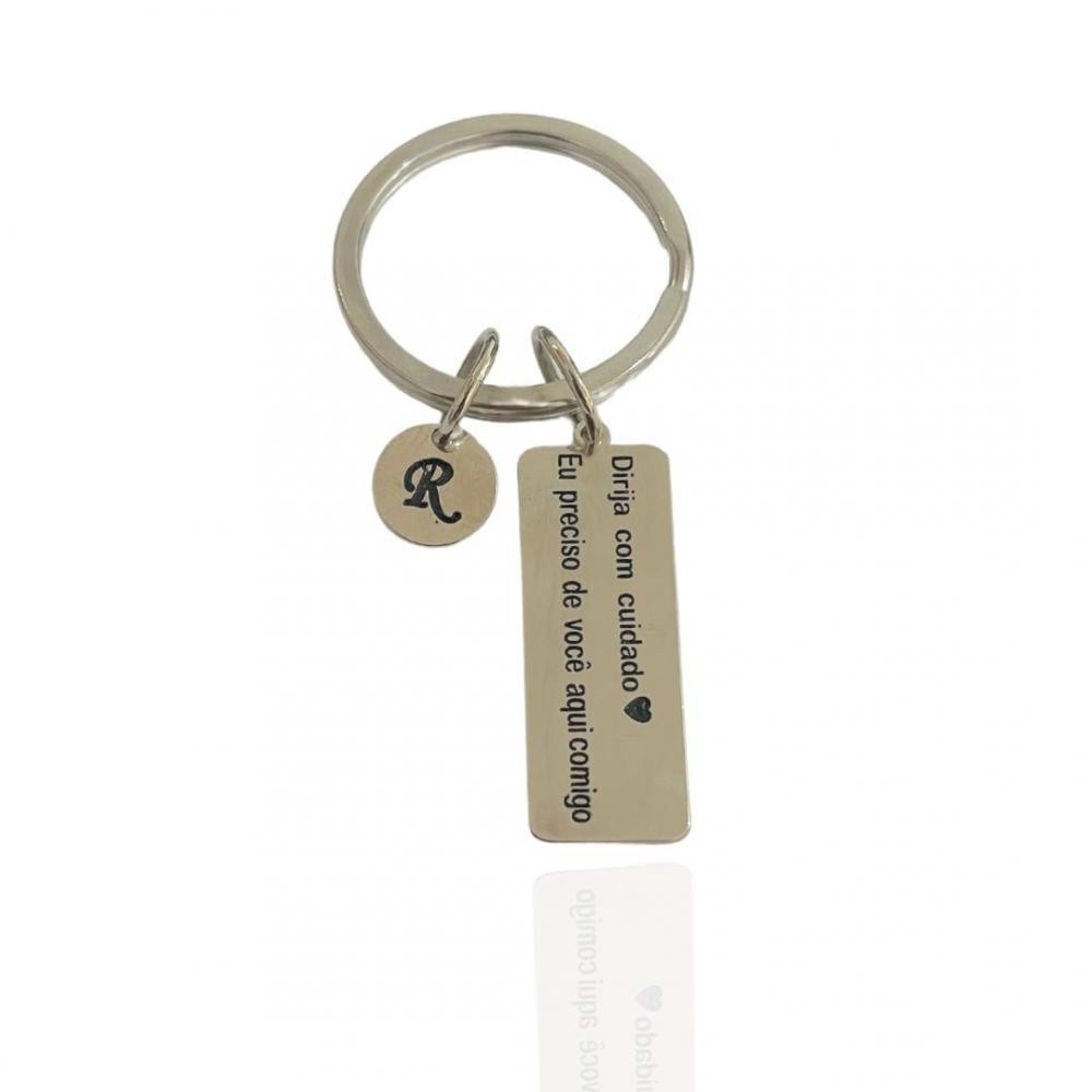 Chaveiro personalizado de placa com bonecos e letra 