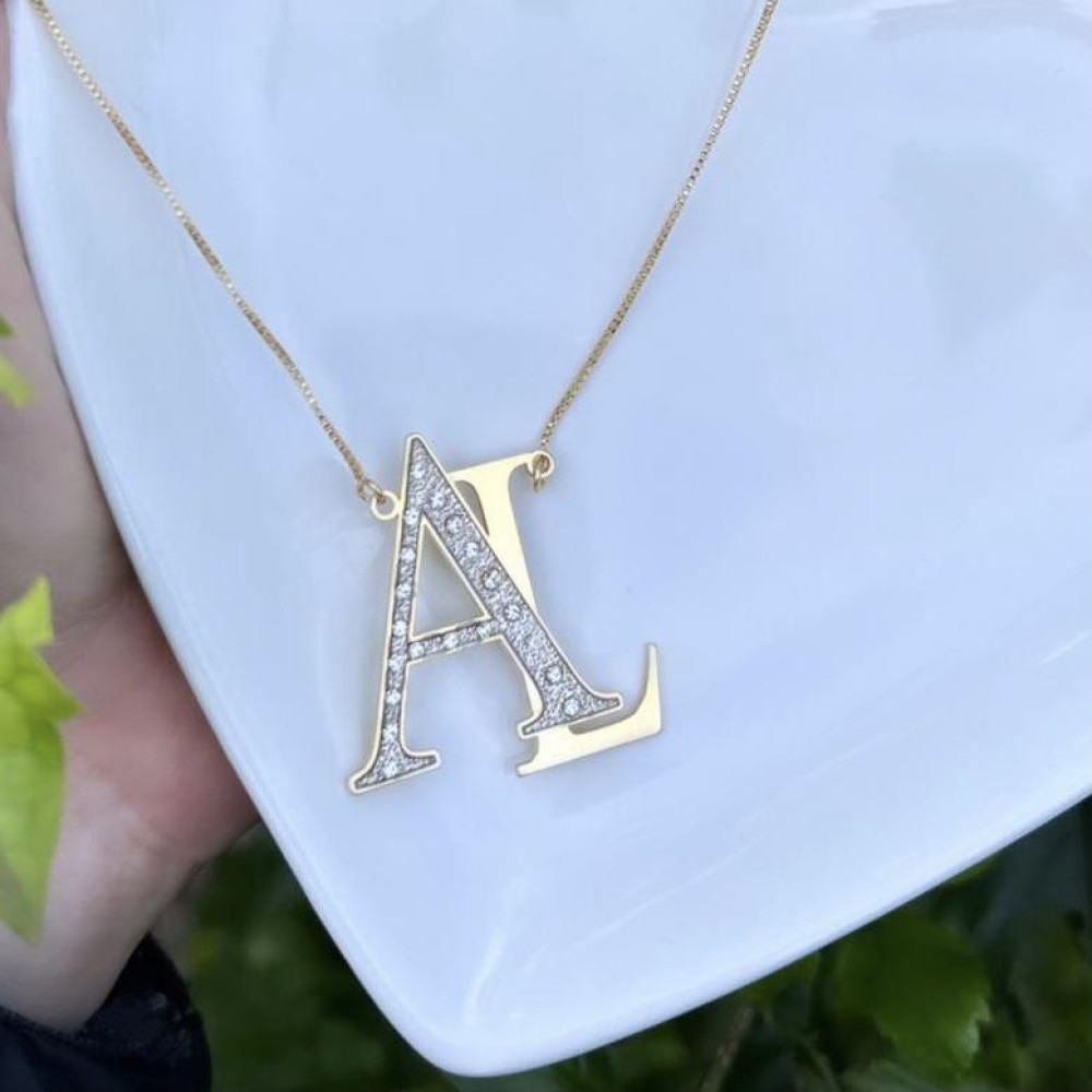 Colar monograma cravejado com toque no Ródio banhado a ouro 18k