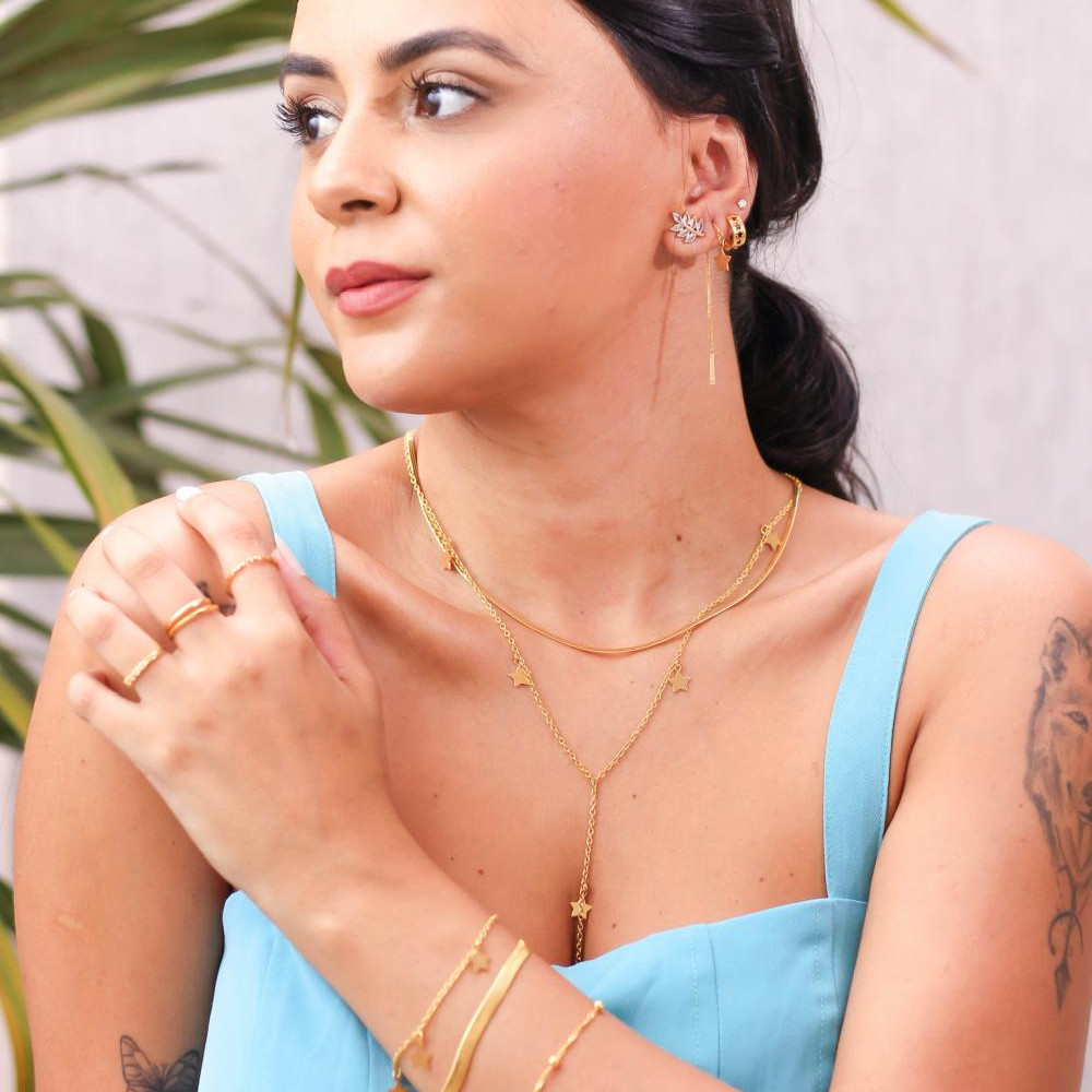 Pulseira com pingentes de estrela lisos banhada a ouro 18k