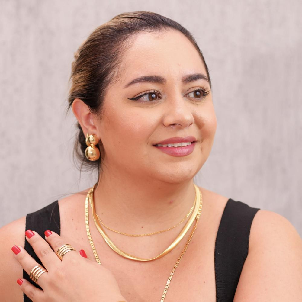 Colar Gislaine gravata regulável com pingentes de coração banhado a ouro 18k