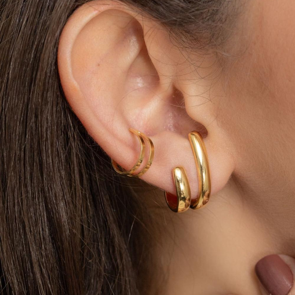 Brinco earhook Laís liso banhado a ouro 18k 