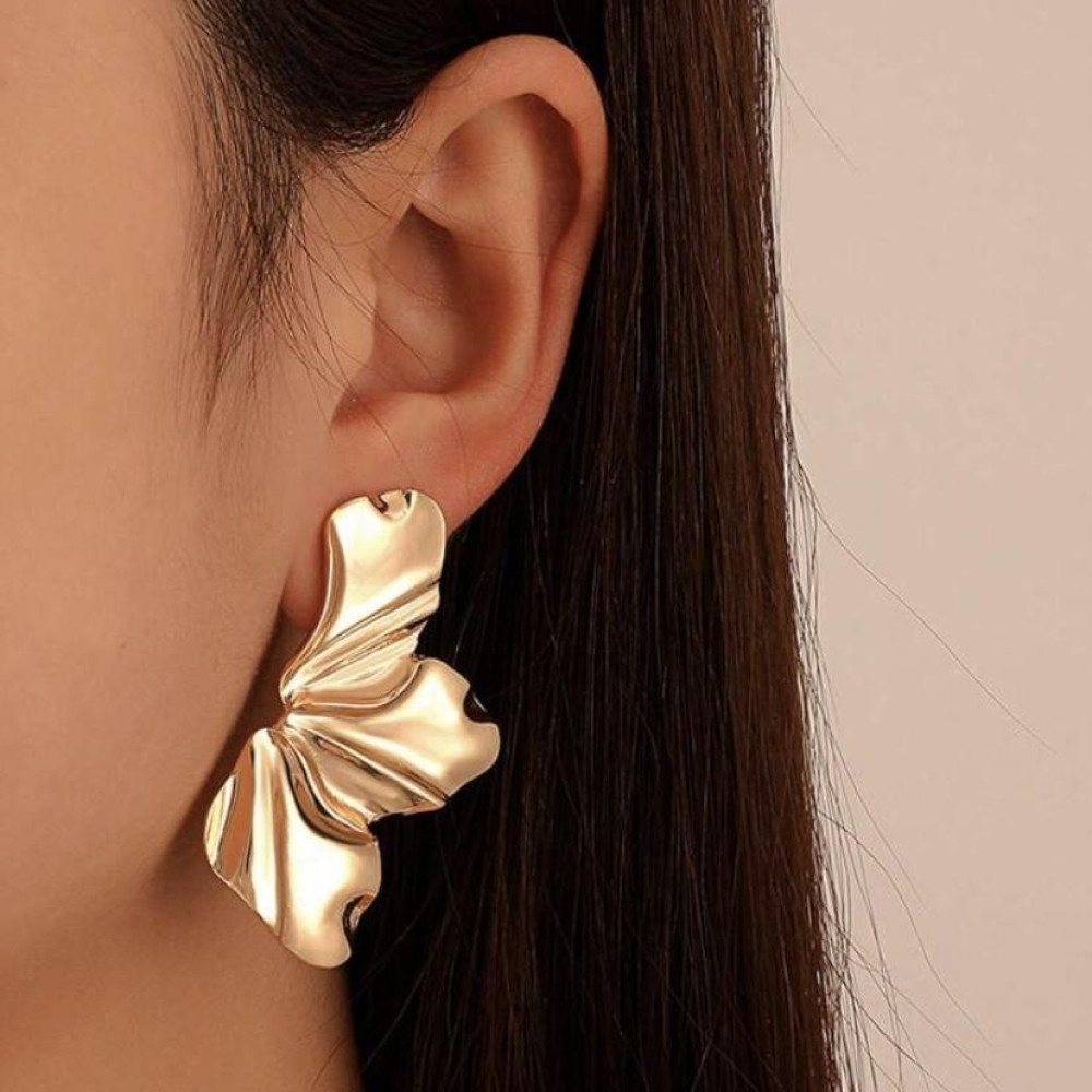 Brinco Isis flor martelado banhado a ouro 18k 