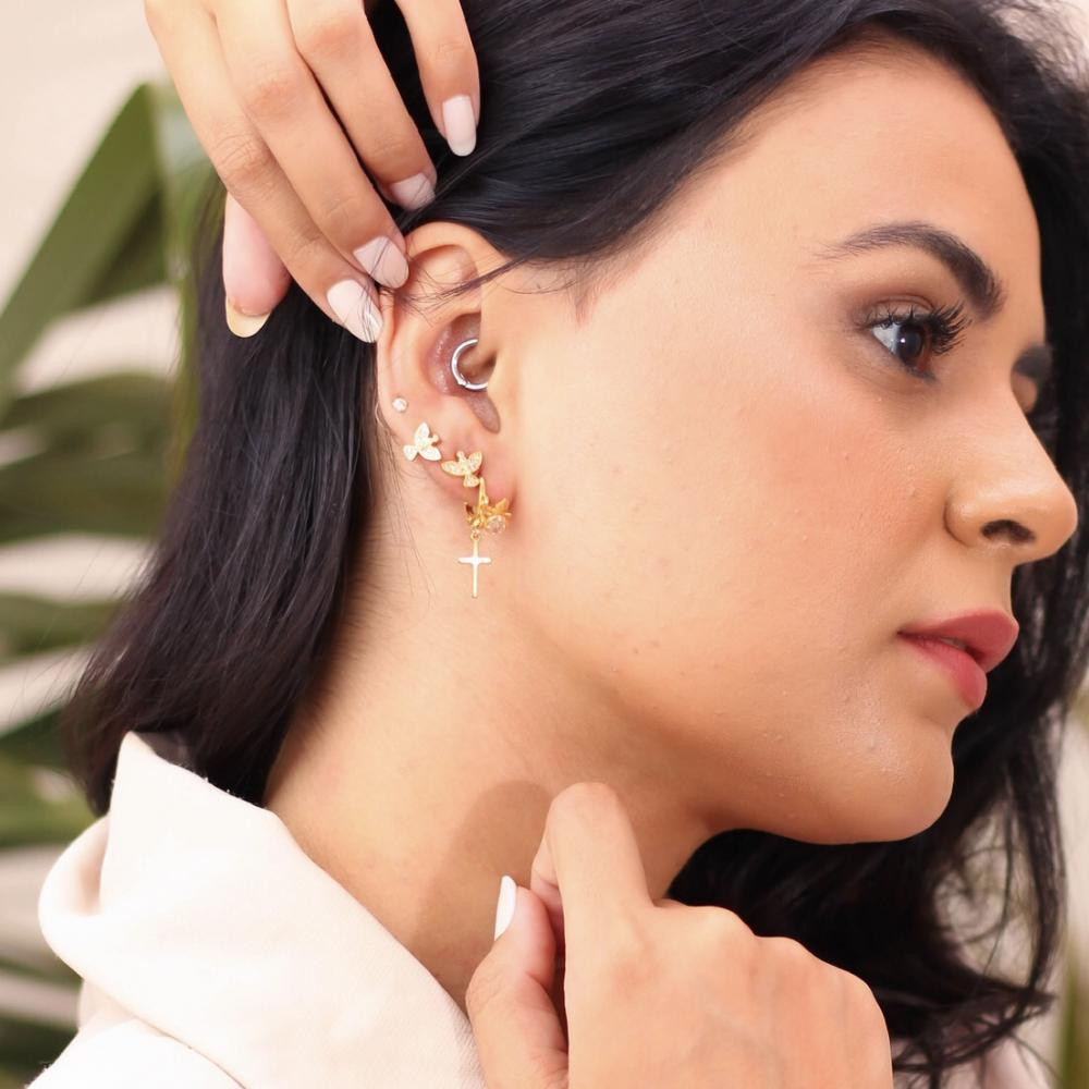 Brinco pequeno com pomba Espírito Santo cravejado com zircônia banhado a ouro 18k
