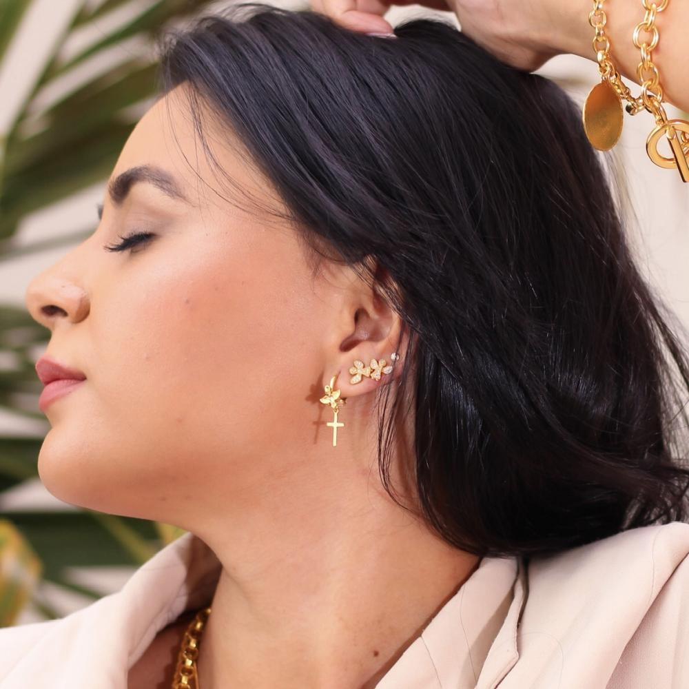 Brinco pequeno de anjinho cravejado banhado a ouro 18k