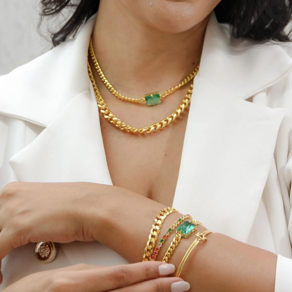 Colar Flavia com corrente cubana e pingente quadrado banhado a ouro 18k