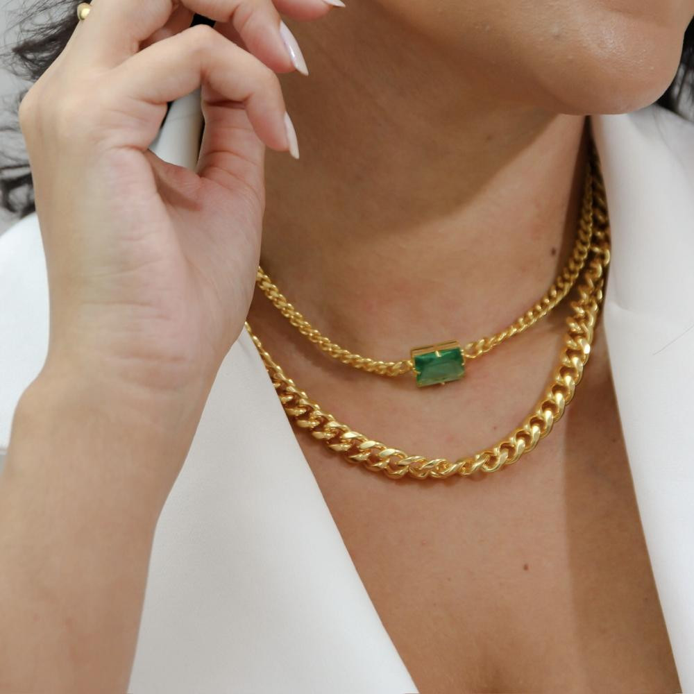 Colar Flavia com corrente cubana e pingente quadrado banhado a ouro 18k