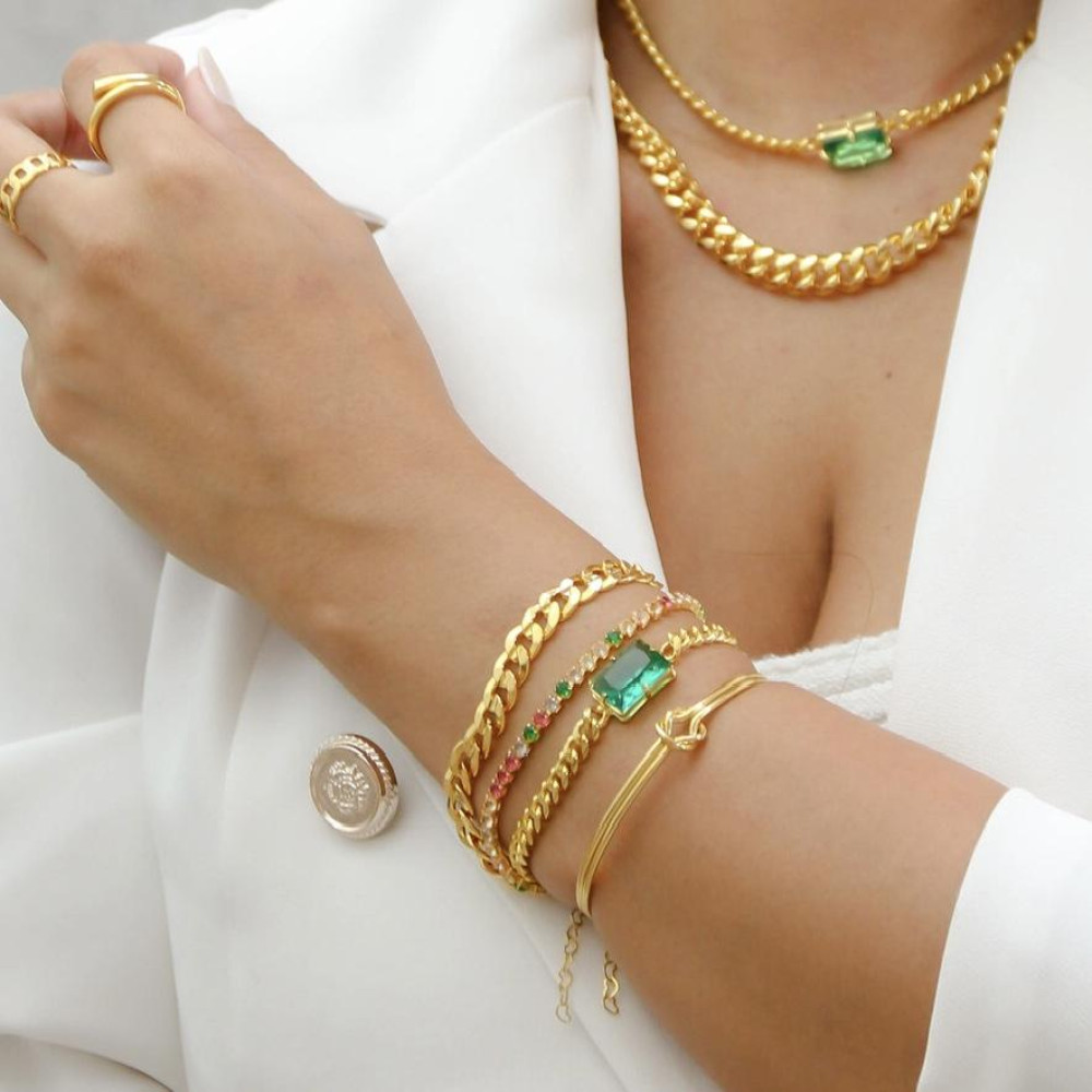 Pulseira Flavia com corrente cubana e pingente quadrado banhada a ouro 18k