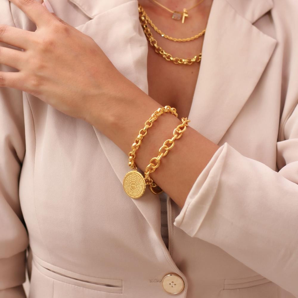 Pulseira Debora elo português com fecho boia e pingente de Pai Nosso banhada a ouro 18k 