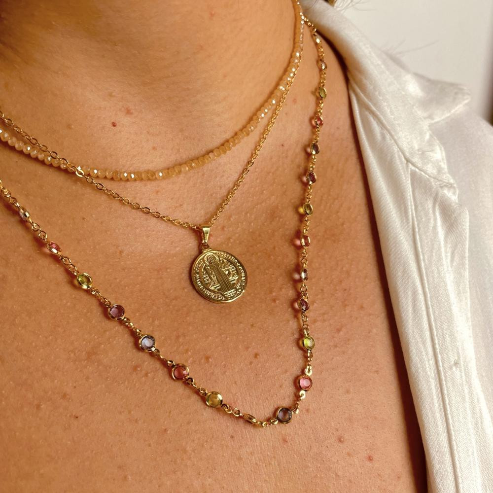 Colar Adelina com pontos de luz coloridos banhado a ouro 18k
