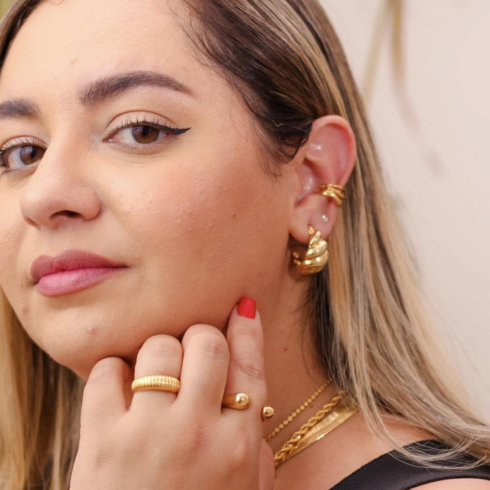 Brinco Mia meia argola ondulada banhado a ouro 18k 