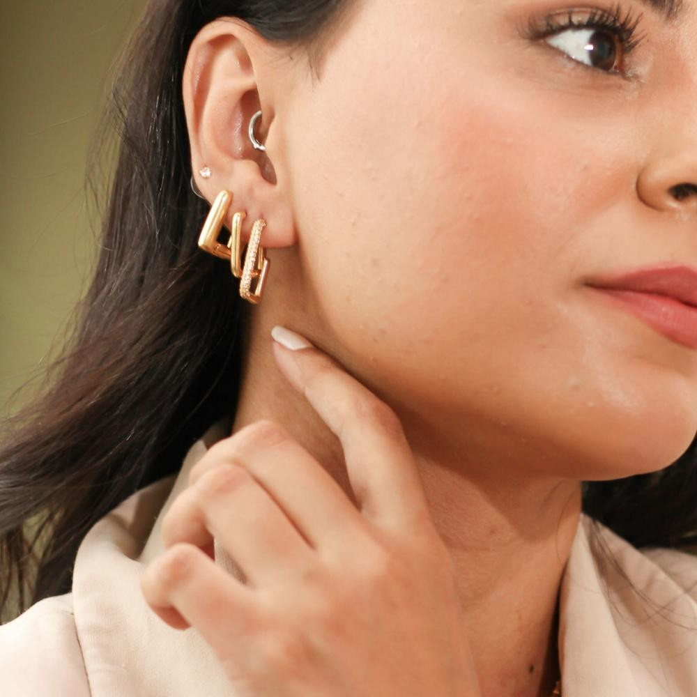 Brinco Olivia argola retangular cravejada banhado a ouro 18k
