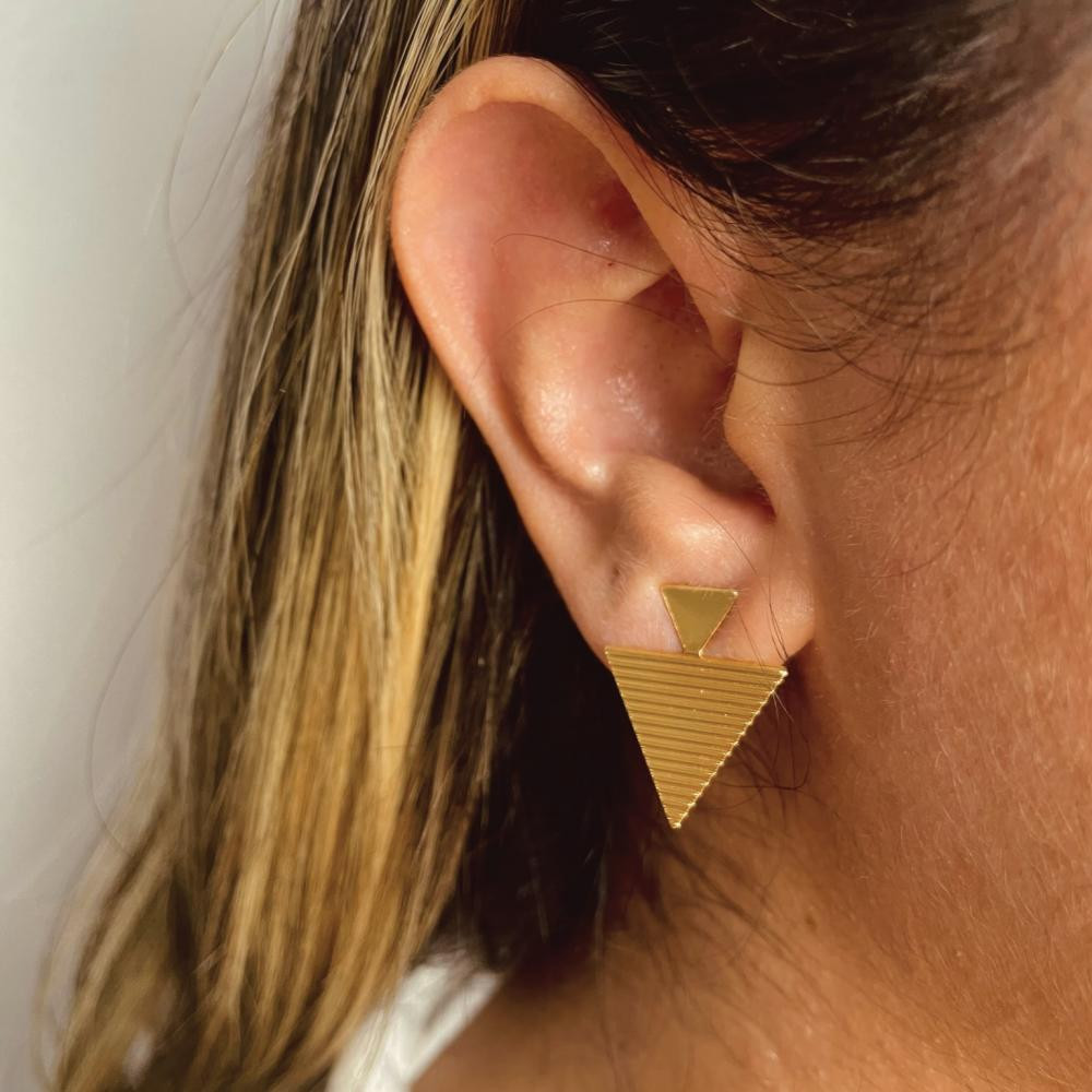 Brinco Lucia de triangulo atemporal banhado a ouro 18k 