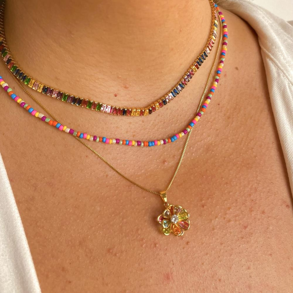 Colar Anastácia de flor cravejado banhado a ouro 18k  