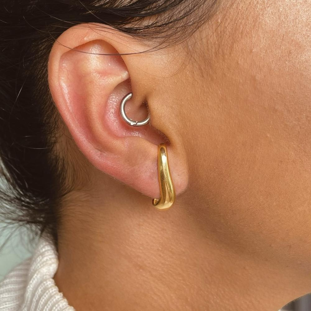 Brinco earhook Luana banhado a ouro 18k 