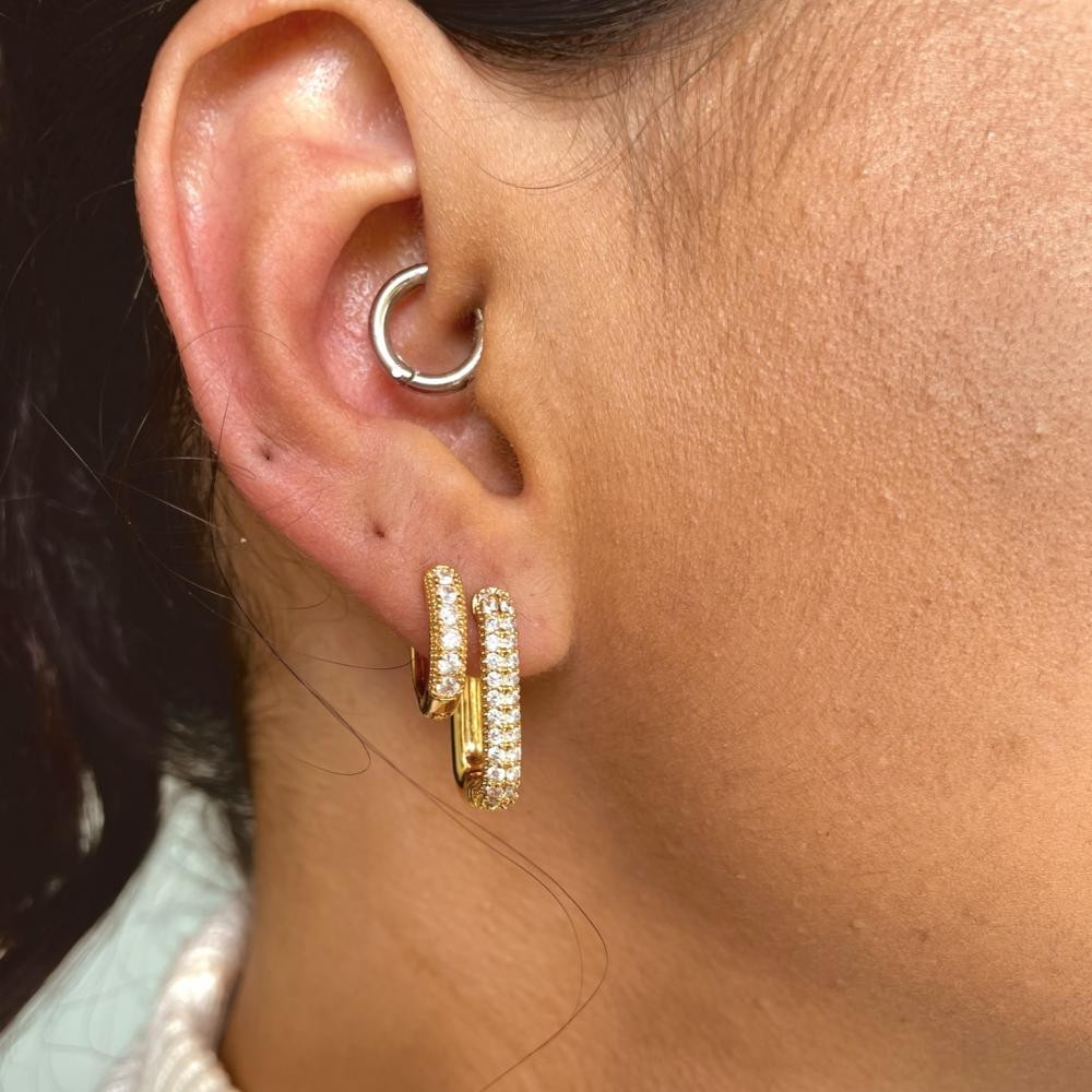 Brinco de argola retangular cravejado Zoe banhado a ouro 18k