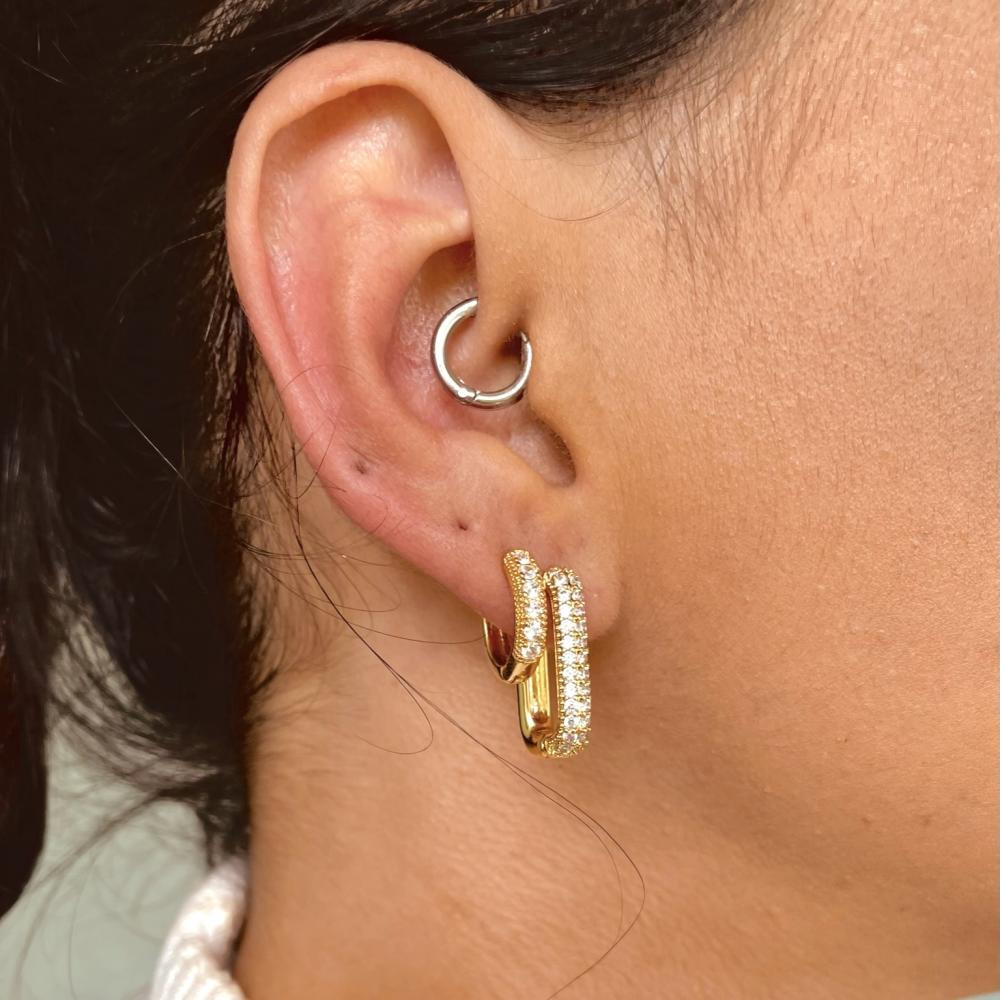 Brinco de argola retangular cravejado Zoe banhado a ouro 18k