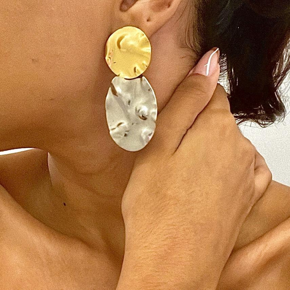Brinco martelado Daniela banhado a ouro 18k