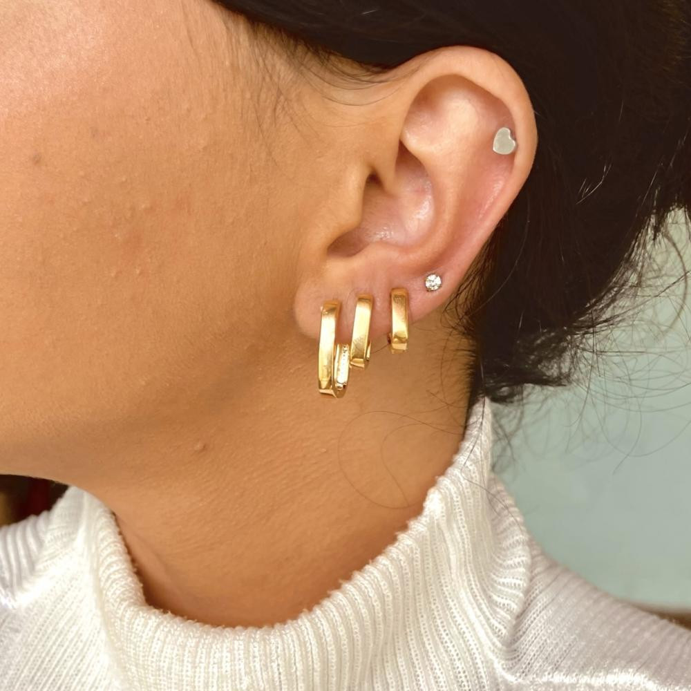 Brinco de argola retangular pequena Caroline banhado a ouro 18k