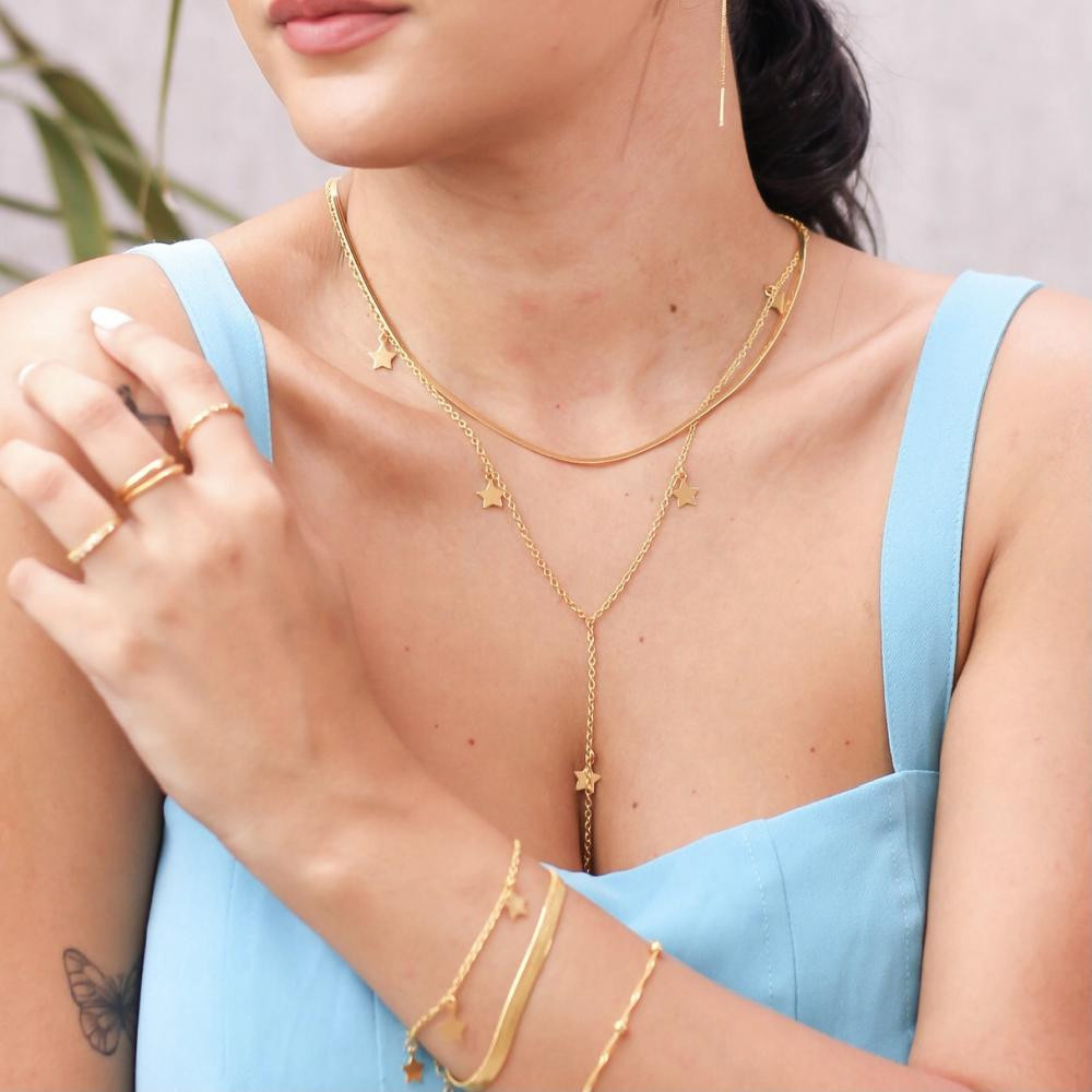 Colar gravata minimalista com pingente de estrelas banhado  a ouro 18k