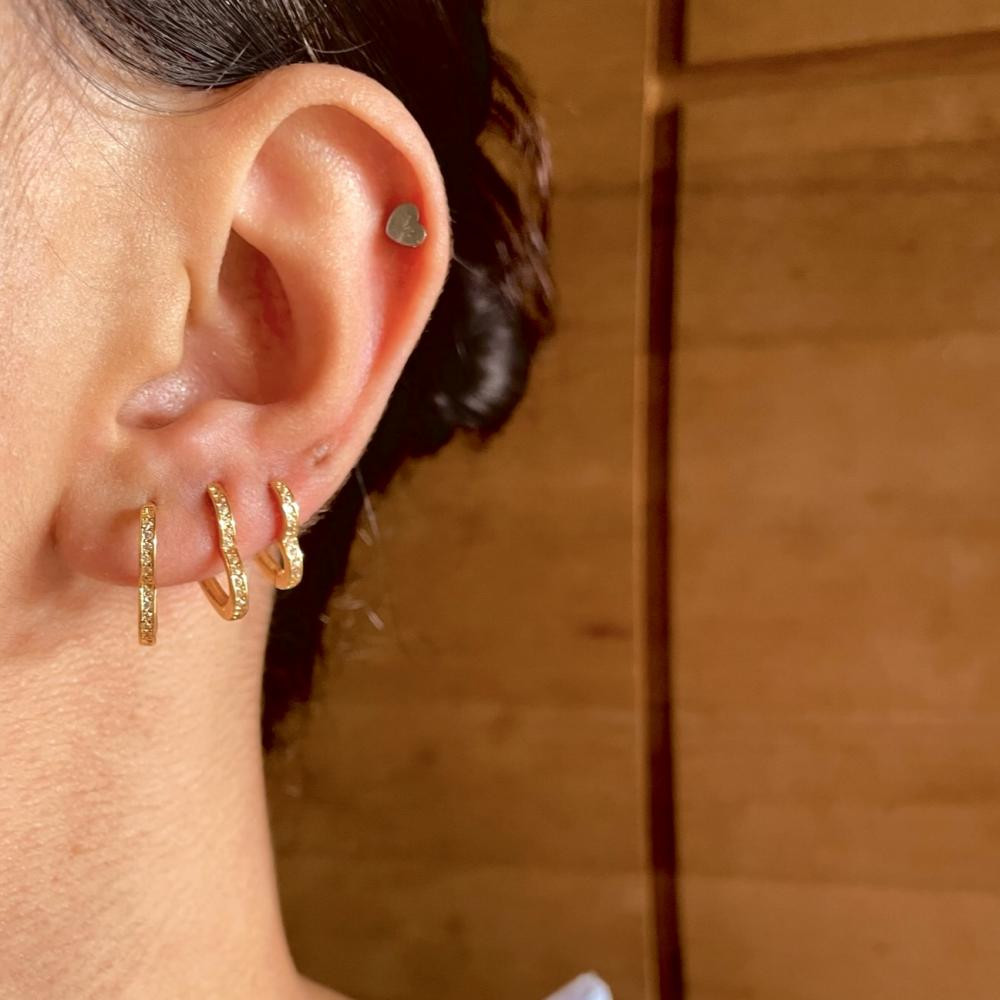 Brinco de trio de argola de coração cravejado banhado a ouro 18k
