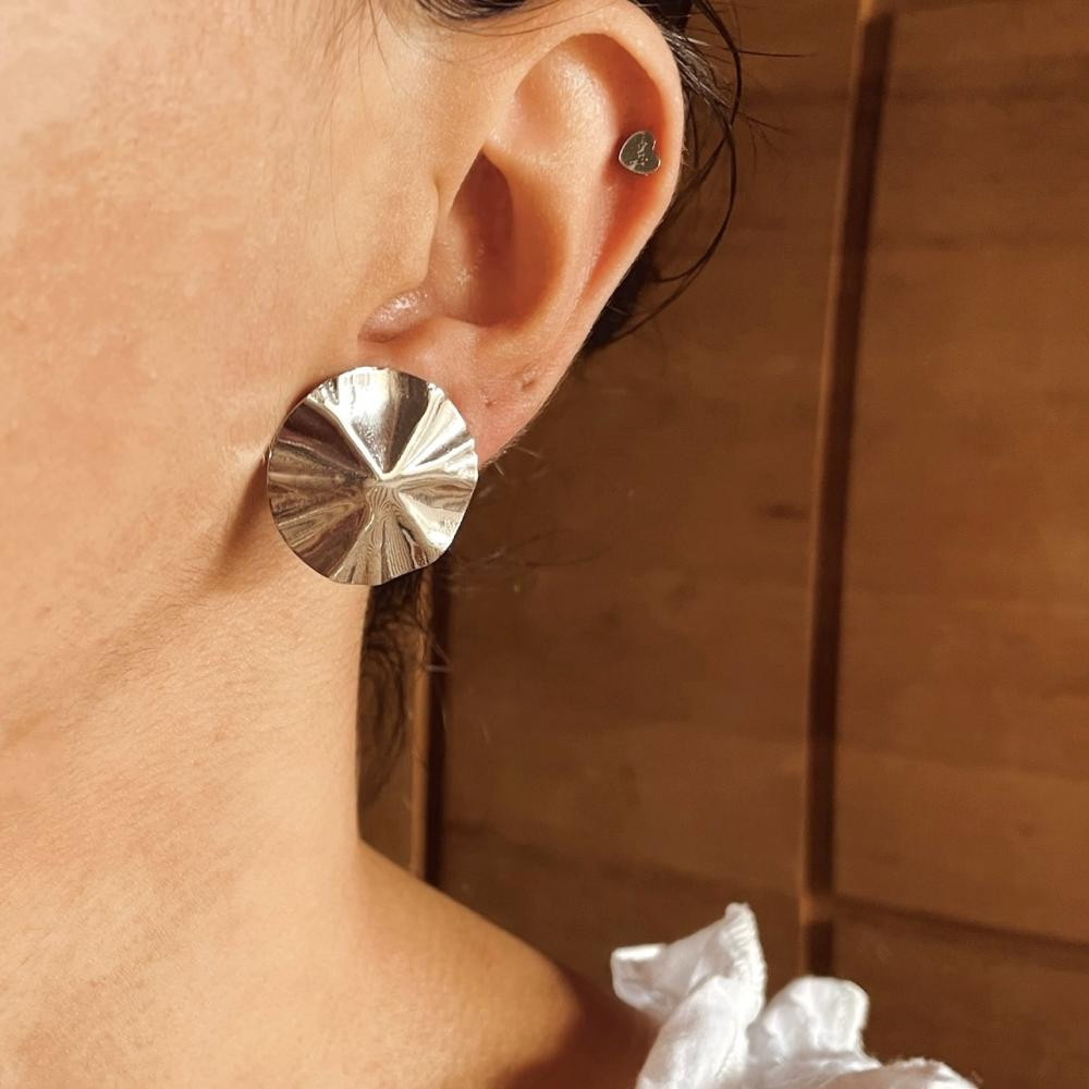 Brinco martelado redondo Paola banhado a ouro 18k