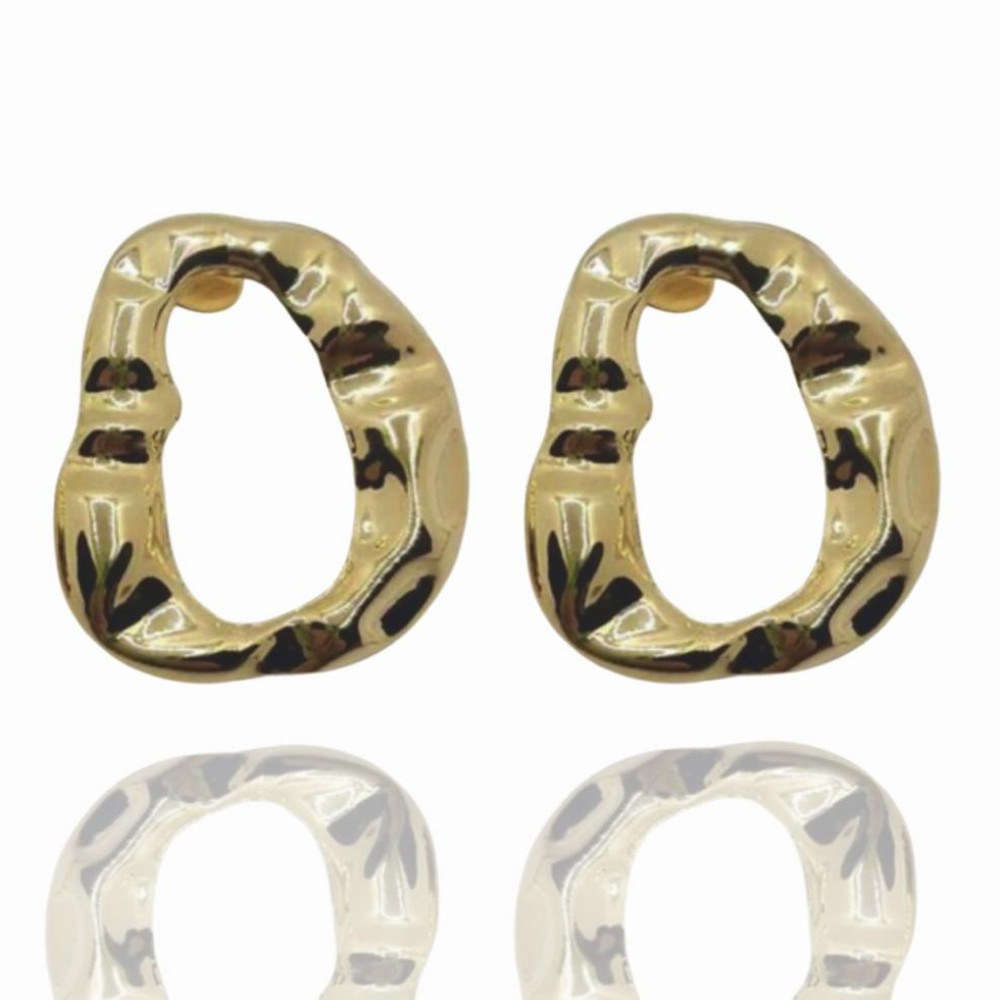 Brinco oval vazado martelado Thalya banhado a ouro18k 