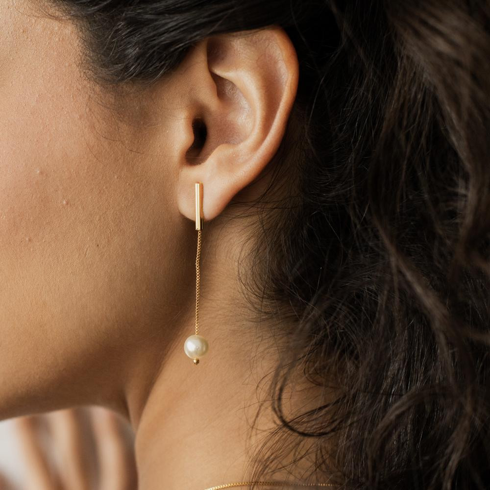 Brinco Lorena minimalista com palito e pérola banhado a ouro 18k 