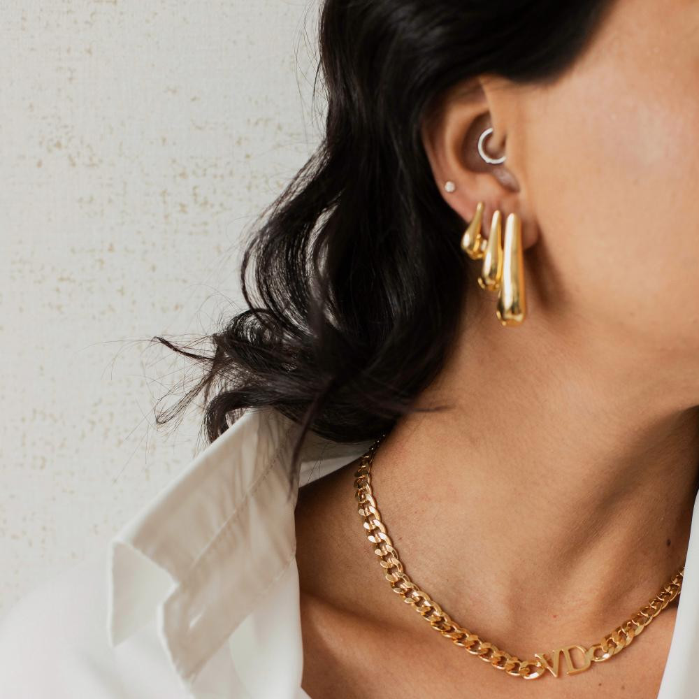 Colar Mariana personalizado com duas letras na corrente cubana banhado a ouro 18k