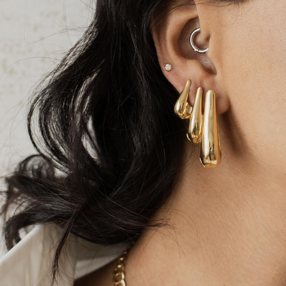 Brinco Astrid de gota pequena banhada a ouro 18k