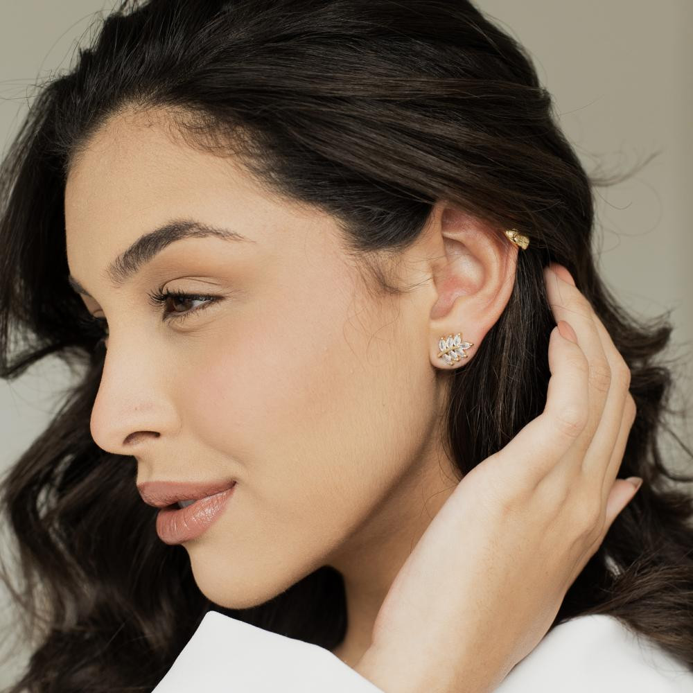 Brinco Gisele de folha cravejada banhado a ouro 18k 