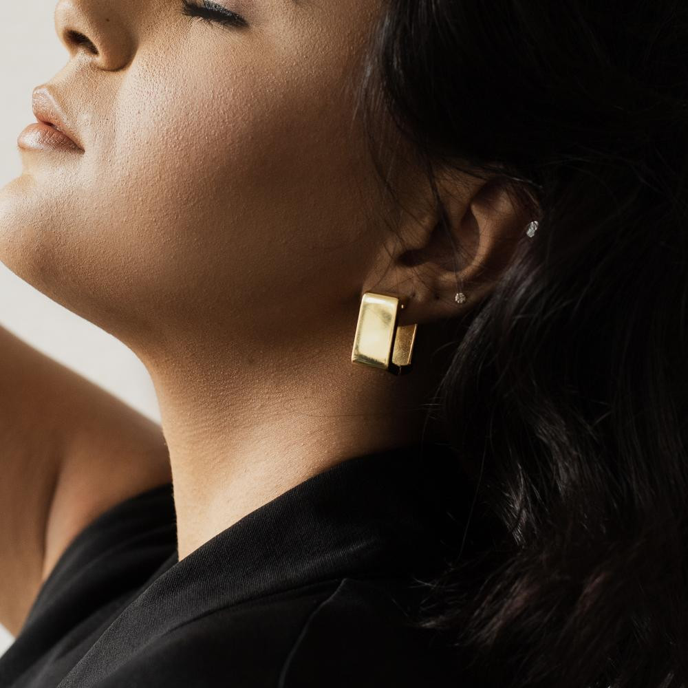 Brinco Argola quadrada Tamires banhada a ouro 18k