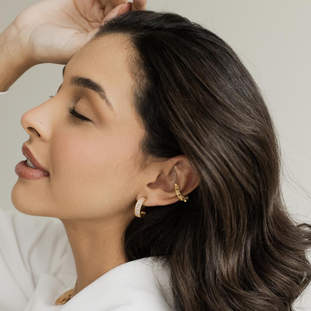 Brinco cravejado de meia argola Milena banhado a ouro 18k