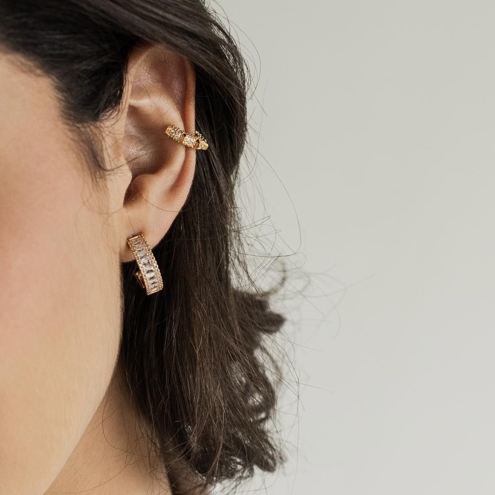 Brinco cravejado de meia argola Milena banhado a ouro 18k
