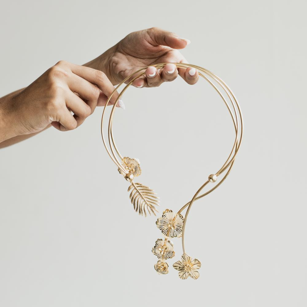 Choker de aro com flor e folha Hanna banhada a ouro 18k