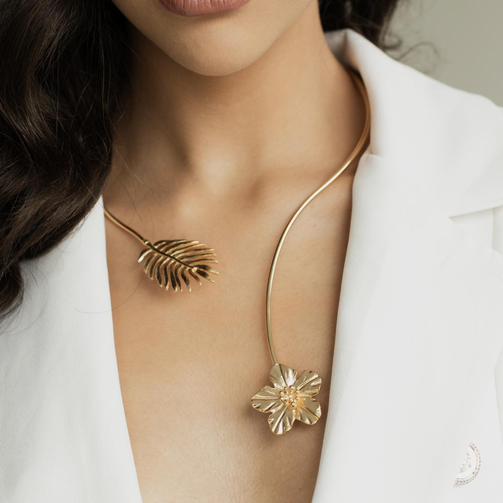 Choker de aro com flor e folha Hanna banhada a ouro 18k