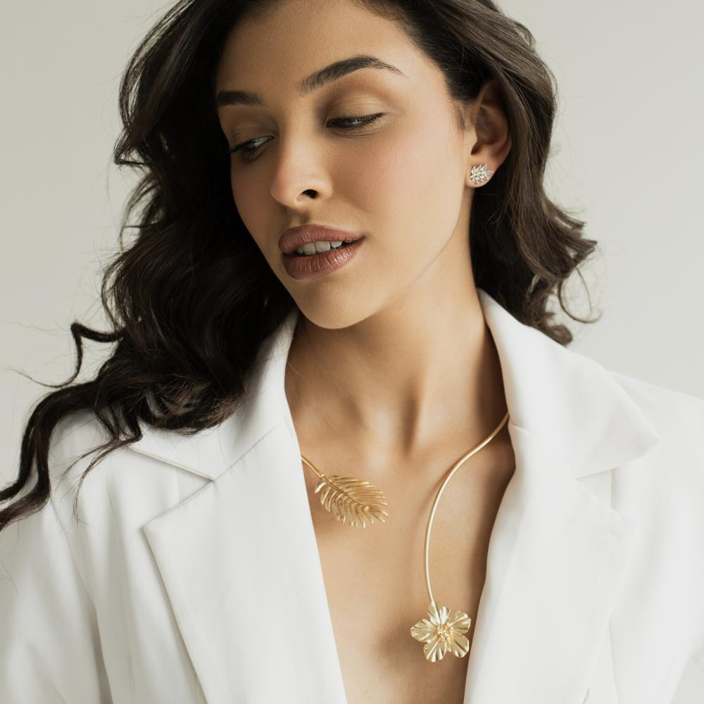 Choker de aro com flor e folha Hanna banhada a ouro 18k