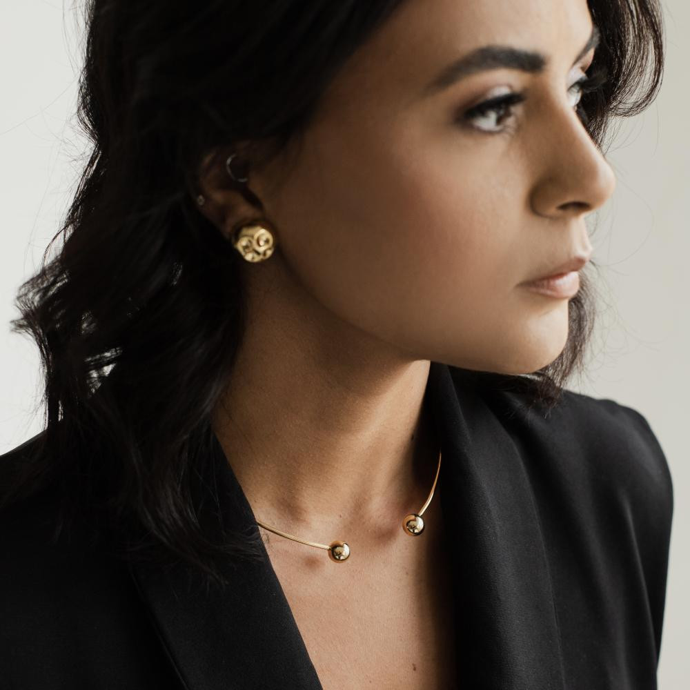 Choker de aro Yane com pingente de bola  banhada a ouro 18k