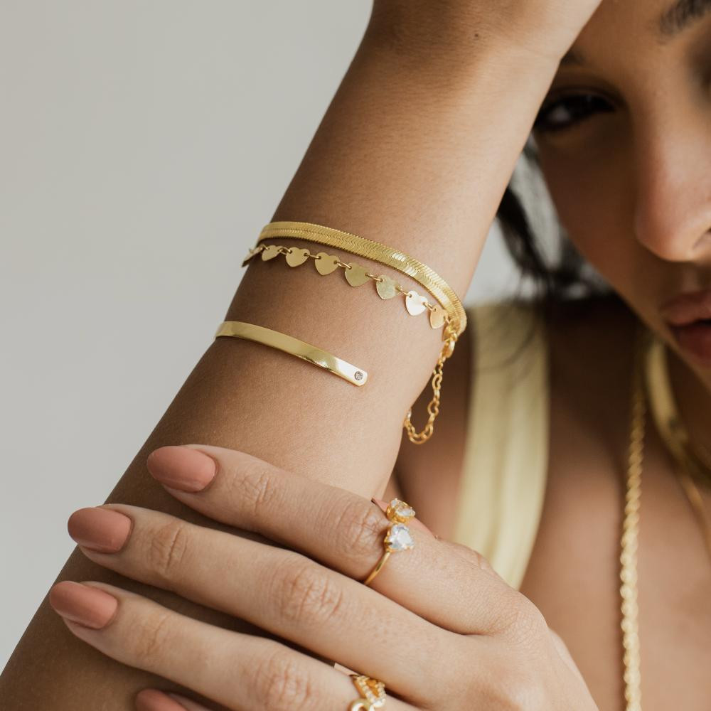 Pulseira Carol com corrente de coração liso banhada a ouro 18k