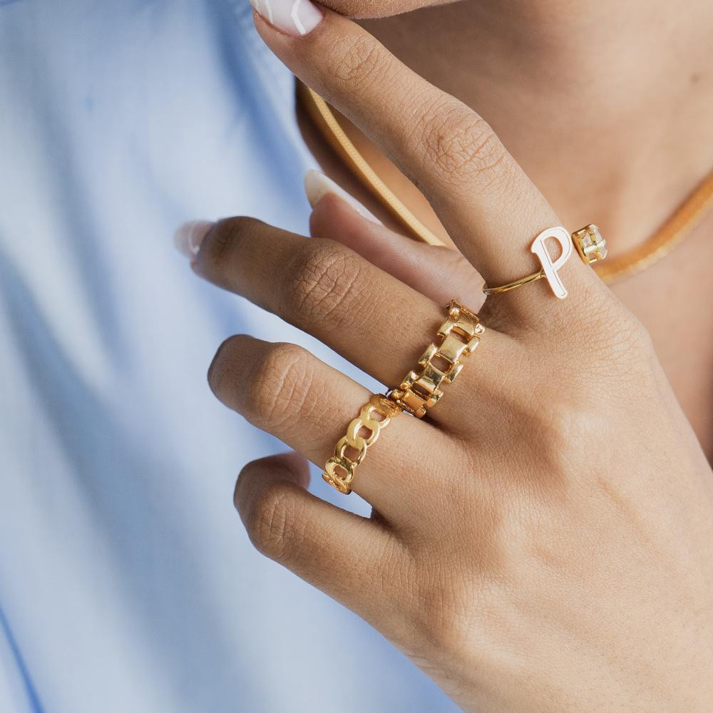 Anel personalizado com letra e zircônia cravejada banhado a ouro 18k