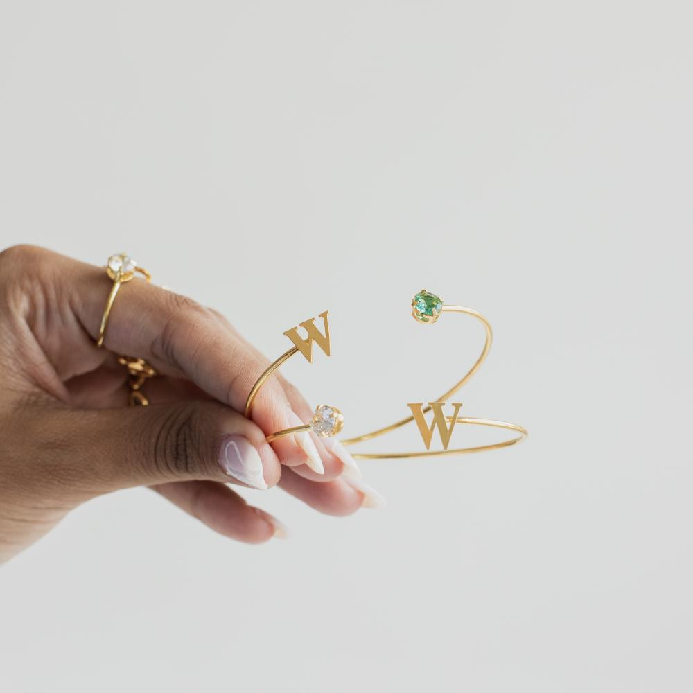 Bracelete personalizado com letra banhada a ouro 18k