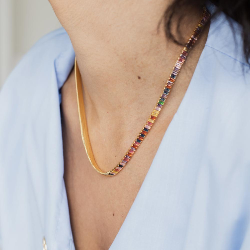 Colar de malha tassia com riviera carre colorida banhado a ouro 18k