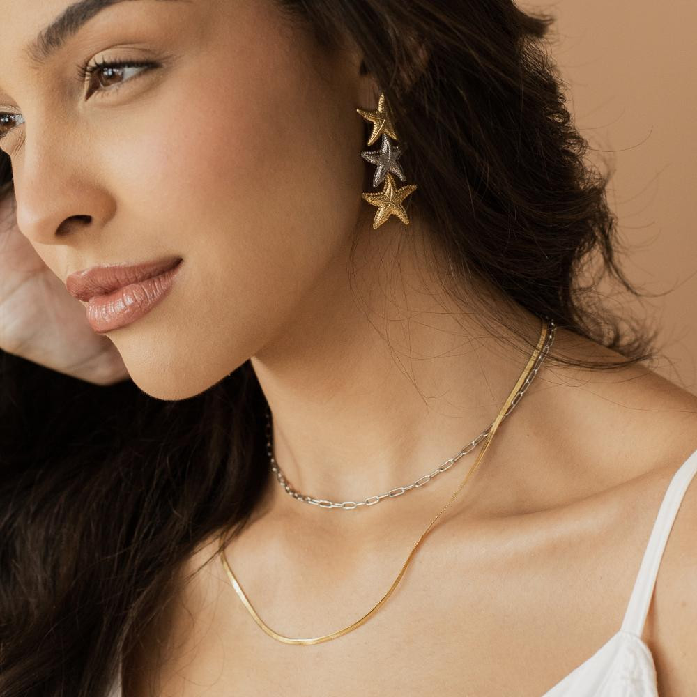 Colar com corrente de elo retangular pequeno banhado a ouro 18k