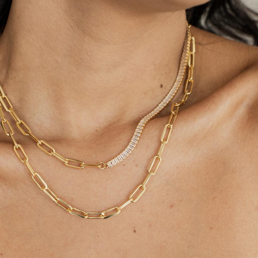 Colar Natalia fecho T com corrente retangular e riviera banhado a ouro 18k
