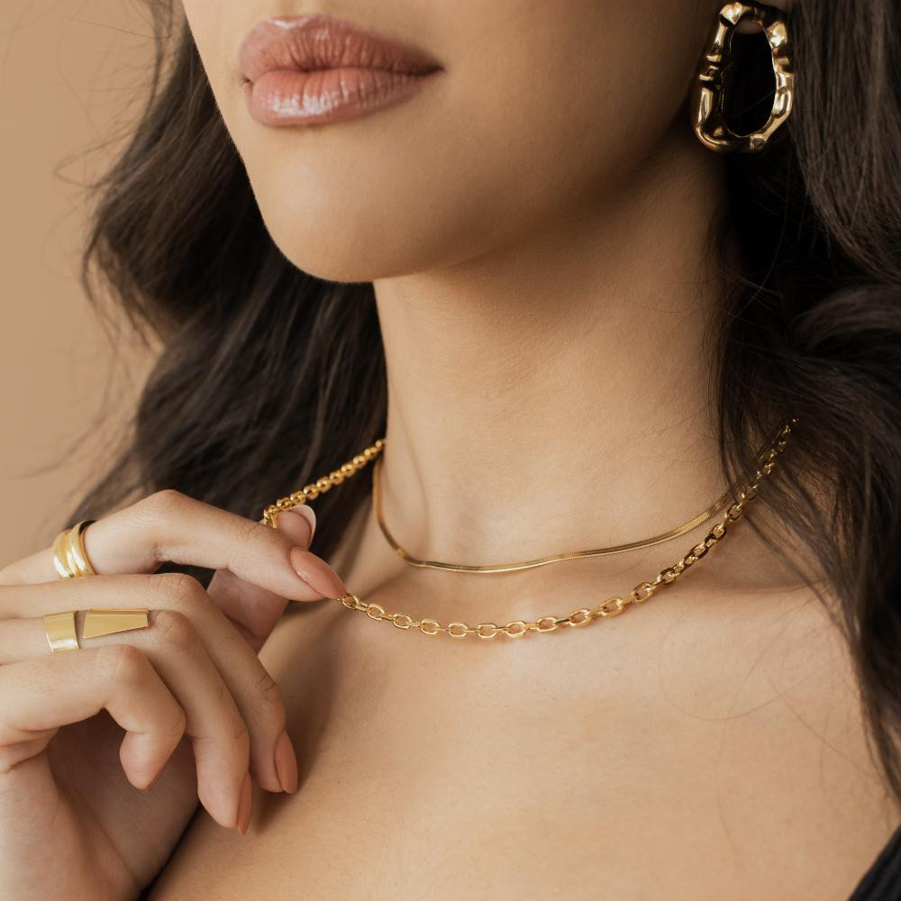Colar Nanda médio com elos retangulares diamantados banhado a ouro 18k